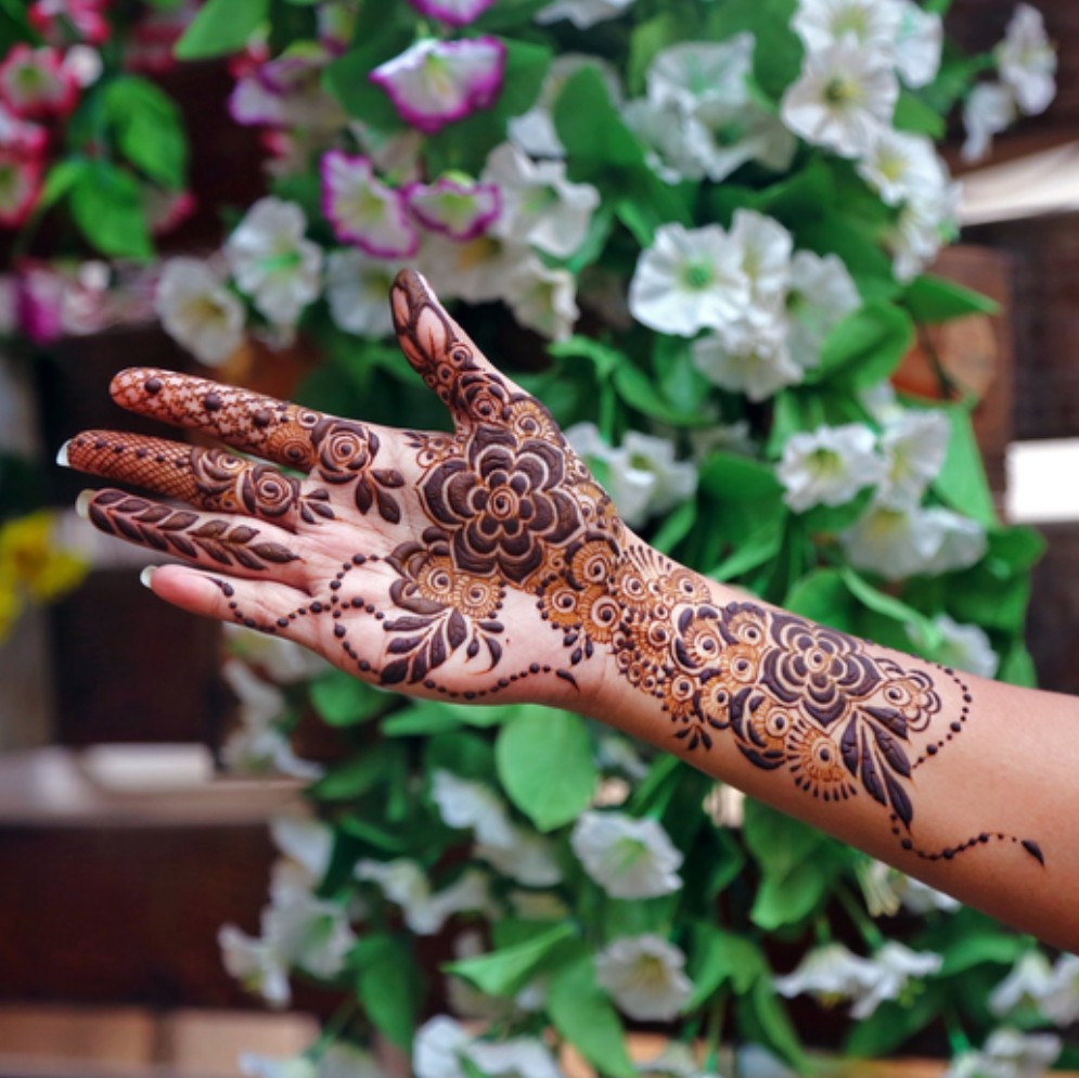 Komal Mehendi Designer (Bridal Mehndi Artist & Professional Mehendi Classes  In Vasai) - Komal Mehandi Designer is the best Mehandi Artist in Mumbai